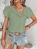 Blusa Monocromática com Recorte Elegante