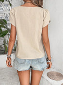 Blusa Monocromática com Recorte Elegante