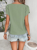 Blusa Monocromática com Recorte Elegante