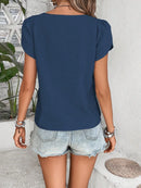 Blusa Monocromática com Recorte Elegante